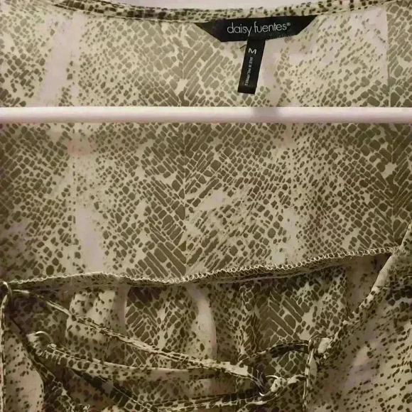 Daisy Fuentes women's sz med sheer print blouse - Picture 3 of 3